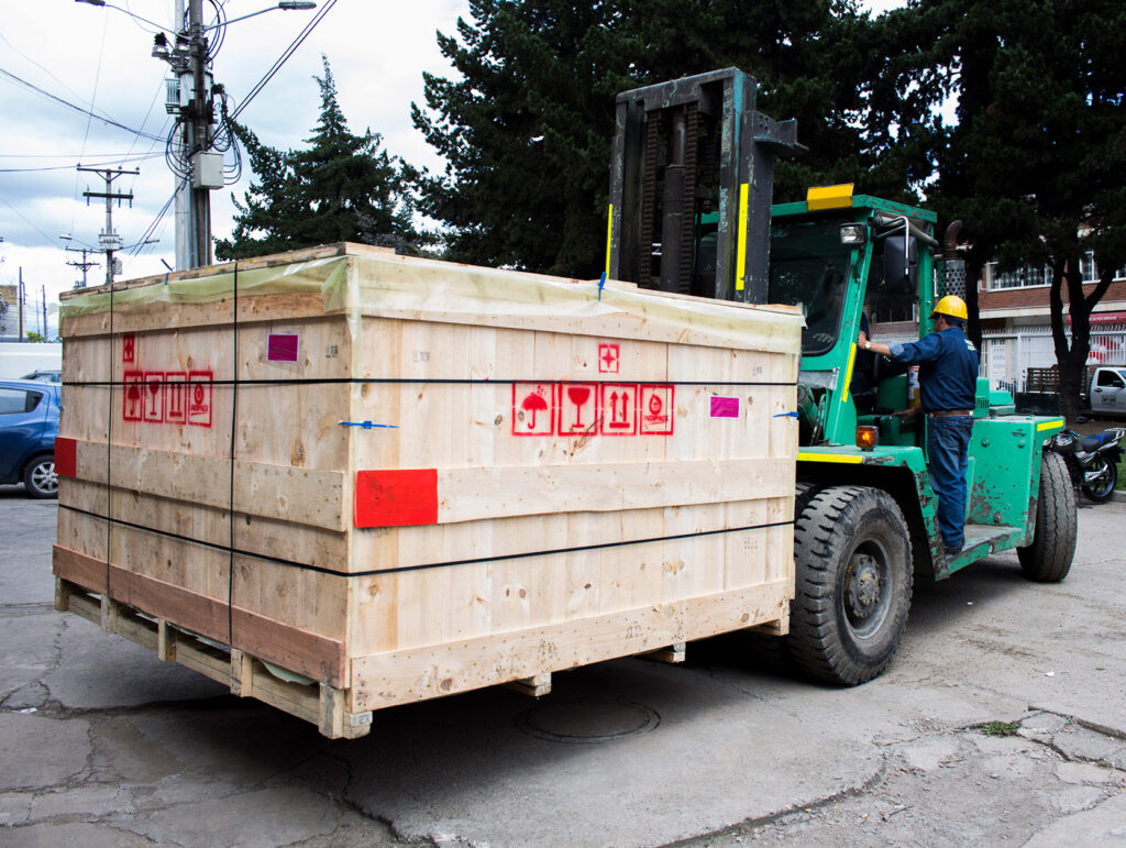 Transporte de huacales para exportación de maquinaria industrial - Indipack Bogotá
